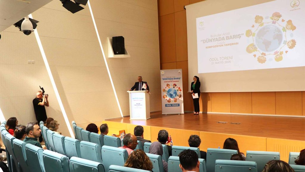 “Dünyada barış” konulu kompozisyon yarışmasının ödül töreni yapıldı