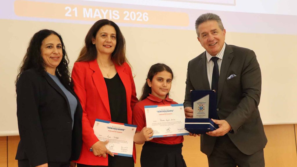 “Dünyada barış” konulu kompozisyon yarışmasının ödül töreni yapıldı
