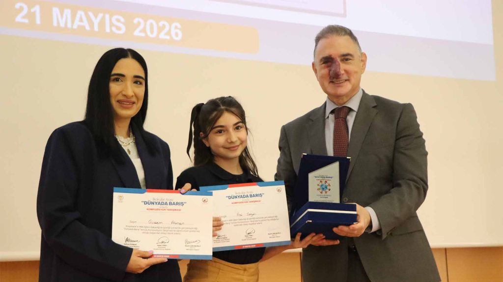 “Dünyada barış” konulu kompozisyon yarışmasının ödül töreni yapıldı