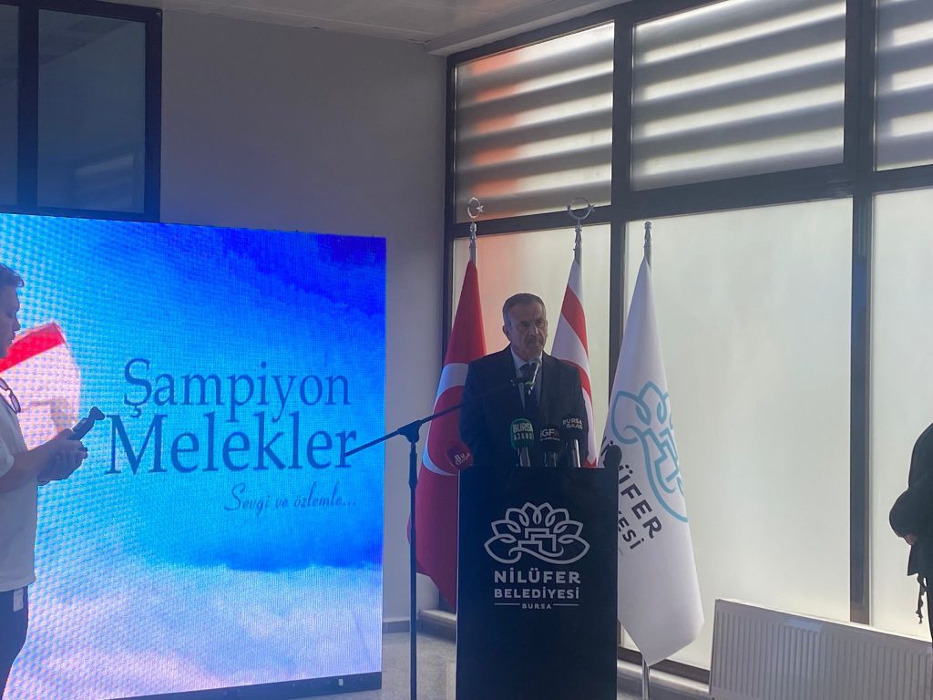 Uluçay, “Beşevler Şampiyon Melekler Cimnastik Salonu” isim verme törenine katıldı