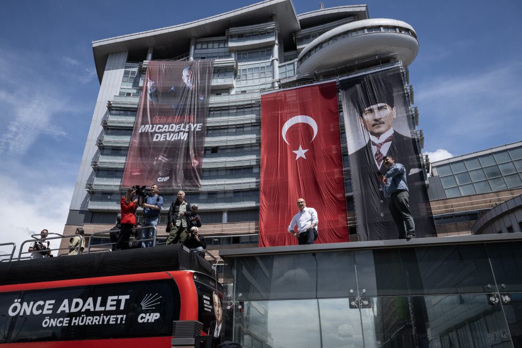 Emniyet ekipleri, CHP Genel Merkezi'ne girdi