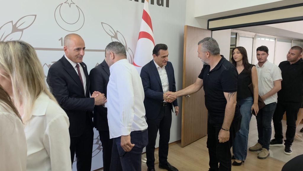 Oğuz, bakanlık merkezinde ve bağlı dairelerde görev yapan personelle bayramlaştı