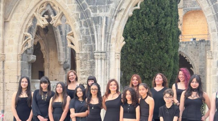 4’üncü 19 Mayıs Karma Sergisi, Bellapais Manastırı’nda sanatseverlerle buluştu