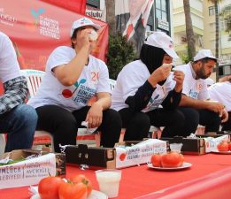 Kumluca’da ‘acı’ rekabet: Altın için biberle mücadele ettiler