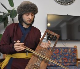 Bilecik’te genç müzisyen, geleneksel Türk enstrümanlarını yaşatıyor