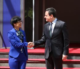 AB Komisyonu Üyesi Kos, Birliğe üye olmak isteyen Kosova’ya reform çağrısı yaptı