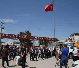 Akçakale sınır kapısı 12 yıl sonra pasaport ile geçişlere açıldı