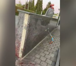 Almanya’da caminin duvarı tahrip edildi ve girişine domuz başı bırakıldı