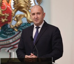 Bulgaristan’da hükümet güvenoyu aldı…Başbakan Radev yemin ederek göreve başladı