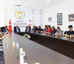 Çavuşoğlu, Polatpaşa Lisesi ve kardeş okulu Üsküdar Validebağ Fen Lisesi öğrencilerini kabul etti