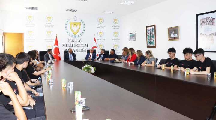 Çavuşoğlu, Polatpaşa Lisesi ve kardeş okulu Üsküdar Validebağ Fen Lisesi öğrencilerini kabul etti