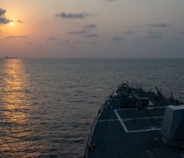 CENTCOM: İran, Hürmüz Boğazı’nda ABD savaş gemileri ile ticari gemilere saldırdı