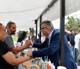 Cumhurbaşkanı Tufan Erhürman, 8. Karşıyaka Taş Armudu Festivali’ne katıldı