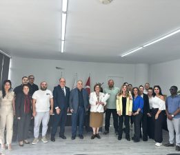 Dr. Tomris Mahirel’e yılın annesi ödülü verildi