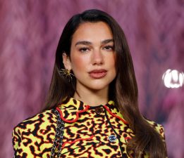 Dua Lipa, fotoğrafını izinsiz kullandığı gerekçesiyle Samsung’a 15 milyon dolarlık dava açtı