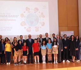 “Dünyada barış” konulu kompozisyon yarışmasının ödül töreni yapıldı