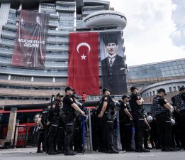 Emniyet ekipleri, CHP Genel Merkezi’ne girdi