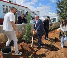 Erenköy-Karpaz Belediye Başkanı Bakırcı, öğrencilerle fidan dikti