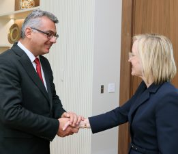 Erhürman, Davis ile görüştü