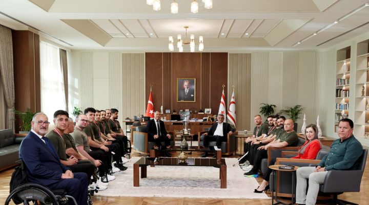 Erhürman, Vakıflar Tekerlekli Sandalye Basketbol Takımı’nı kabul etti
