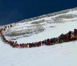Everest Dağı’na bir günde 274 dağcı tırmanarak rekor kırdı
