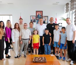 Gazimağusa Belediye Başkanı Uluçay, mahallelerinde çevre temizliği yapan çocuklara teşekkür etti