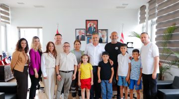 Gazimağusa Belediye Başkanı Uluçay, mahallelerinde çevre temizliği yapan çocuklara teşekkür etti