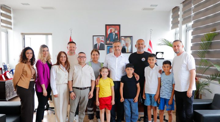 Gazimağusa Belediye Başkanı Uluçay, mahallelerinde çevre temizliği yapan çocuklara teşekkür etti