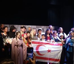 Gazimağusa Özel Eğitim ve İş Eğitim Okulu, İzmir’de “Hamlet Olmak” oyununu sahneledi