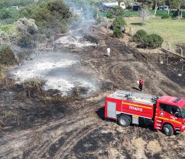 Güzelyurt – Kalkanlı’da yangın…30 dönümlük alandaki kuru otlar, 10 dönüm biçilmemiş buğday ve ağaçlar yandı