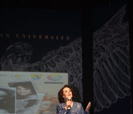 Hülya Koçyiğit GAÜ’de düzenlenen söyleşide sevenleriyle buluştu