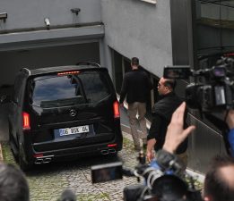 İcra memurları, CHP kurultay davasında verilen ihtiyati tedbir kararını Kılıçdaroğlu’na tebliğ etti