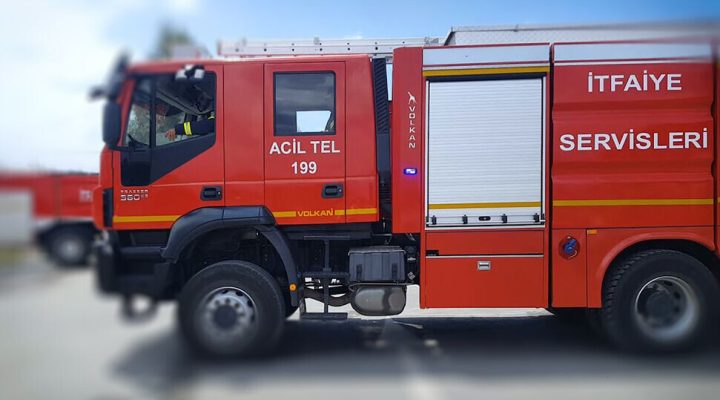 İki farklı noktada yangın…Seyir halindeki araçla, çam ağaçları alevlere teslim oldu