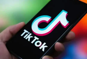 İngiliz İletişim Ofisine göre YouTube ve TikTok, çocuklar için hala yeterince güvenli değil