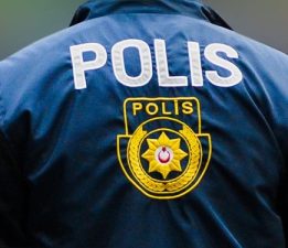 İnsan hayatını tehlikeye atacak şekilde araç kullanan sürücüye para ve puan cezası kesildi