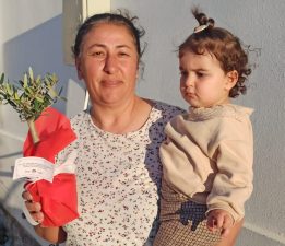 İskele Belediyesi, annelere, saksıda zeytin ağacı armağan ediyor