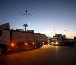 İsrail, ateşkese rağmen Gazze Şeridi’ne yardım tırlarının girişini kısıtlamayı sürdürüyor