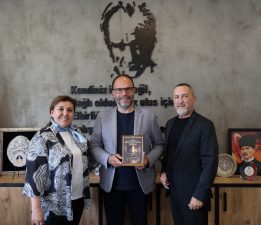 Kıbrıs Türk Halk Dansları Federasyonu, İskele Belediye Başkanı Sadıkoğlu’nu ziyaret etti