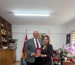 Kültür Dairesi Müdürü Zaimağaoğlu, “35. Dünya Eğitim Zirvesi’nde” ödül alan Tüzmen’i kabul etti
