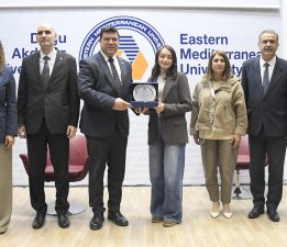 Ödüllü gazeteci DAÜ Mezunu Alaqad, öğrencilerle buluştu