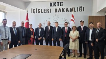 Oğuz, bakanlık merkezinde ve bağlı dairelerde görev yapan personelle bayramlaştı