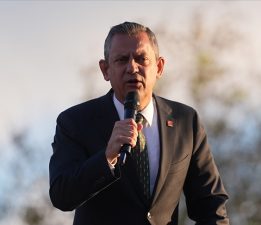 Özgür Özel CHP Genel Merkezi’nden ayrıldı, Meclise yürüyor