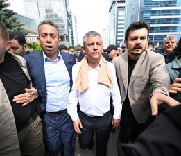Özgür Özel, CHP Genel Merkezi’nden ayrıldı
