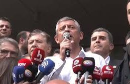 Özgür Özel, CHP Genel Merkezi’nden TBMM’ye gelişinde soruları yanıtladı