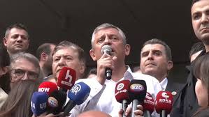 Özgür Özel, CHP Genel Merkezi’nden TBMM’ye gelişinde soruları yanıtladı