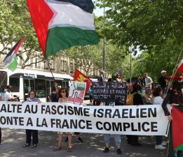 Paris’te Küresel Sumud Filosu aktivistlerine destek gösterisi yapıldı