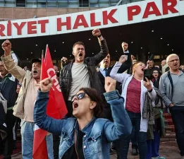 Partililer, CHP Genel Merkezi önünde toplandı