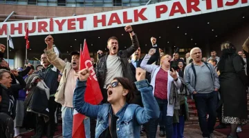 Partililer, CHP Genel Merkezi önünde toplandı