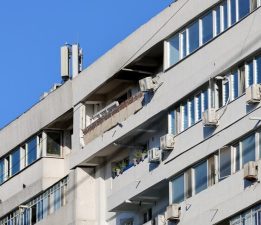 Romanya’da bir apartmana Rus İHA’sı düşmesi sonucu 2 kişi yaralandı