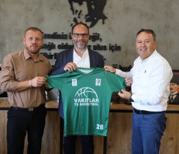 Sadıkoğlu, KKTC Vakıflar Tekerlekli Sandalye Basketbol Takımı’nı kabul etti